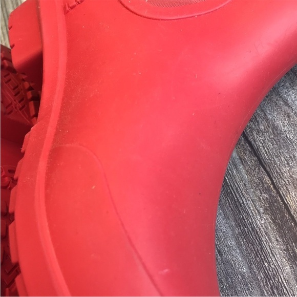 Uggs Droplet Chevonne Ribbon Red Women's Ankle Rain Boots.
Size 6 - Picture 9 of 9
